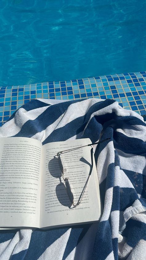 📖🌴 Reading By The Pool, Summer Instagram Pictures, Cute Products, Summer Pool, Summer Instagram, So Thankful, Pool Days, Summer Bucket, Summer Feeling