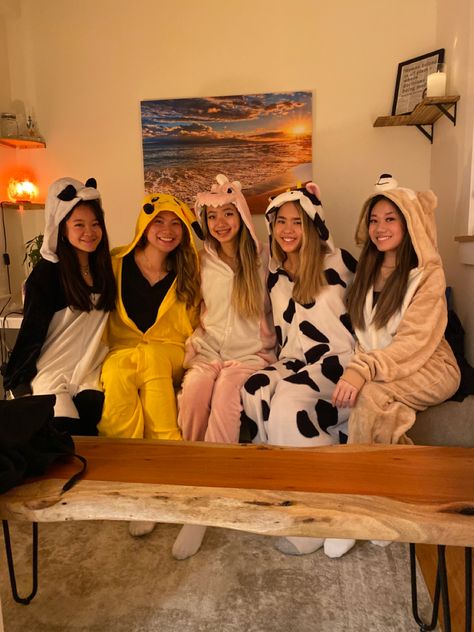 Pajama Party Outfit Ideas, Pajama Party Outfit, Sleepover Outfit, Matching Onesies, Cute Group Halloween Costumes, Teen Halloween, Pajama Costume, Best Friend Halloween Costumes, Matching Outfits Best Friend