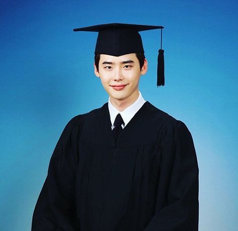 Following the news that Lee Jong Suk is set to graduate with an achievement award, the actor has surprised his fans by sharing his graduation photo. Decked out in the traditional black cap and gown, Lee Jong Suk flashes a bright smile to the camera. The actor uploaded the photo to his personal Instagram account, along with Lee Jong Suk Ig, Lee Jong Suk Wallpaper, Lee Jong Suk Cute, Asian Boyfriend, Lee Jung Suk, Han Hyo Joo, Seoul Fashion Week, Seoul Fashion, Graduation Photo