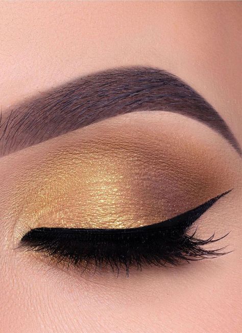 35. Beautiful yellow gold makeup look Add a sparkly to your look with eye makeup like this! Here we have gold yellow eyelids and... Yellow Gold Makeup, Simple Gold Eye Makeup, Band Makeup, Gold Eyeshadow Looks, Yellow Eye Makeup, Eye Makeup Images, Gold Makeup Looks, Pretty Eye Makeup, Yellow Makeup