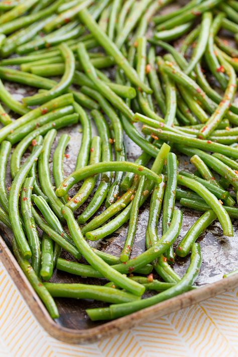 chili garlic green beans from @Oh My Veggies - Easy green bean recipe, perfect amount of spice Garlic Green Bean Recipes, The Dirty Dozen, Green Beans Recipe, Bean Recipe, Dirty Dozen, Garlic Green Beans, Vegan Chili, Vegan Side Dishes, Vegan Sides