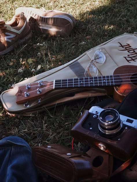 Ukulele Aesthetic, Gitar Vintage, Guitar Obsession, Ukelele, Music Aesthetic, Aesthetic Photo, My Vibe, Summer Aesthetic, Ukulele