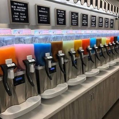 Slushy Bar Ideas, Daiquiri Bar Design, Juice Counter, Daiquiri Shop, Daiquiri Bar, Juice Bar Design, Avengers Campus, Commercial Farming, Slush Machine