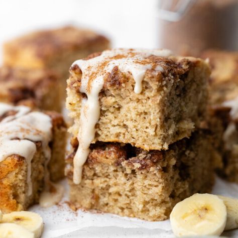 Cinnamon Roll Banana Cake - Gimme Delicious Cinnamon Roll Banana Cake, Gimme Delicious, Rice Cake Recipes, Batter Mix, Cinnamon Roll Cake, Leftover Cake, Cinnamon Swirl, Cinnamon Banana, Roll Cake