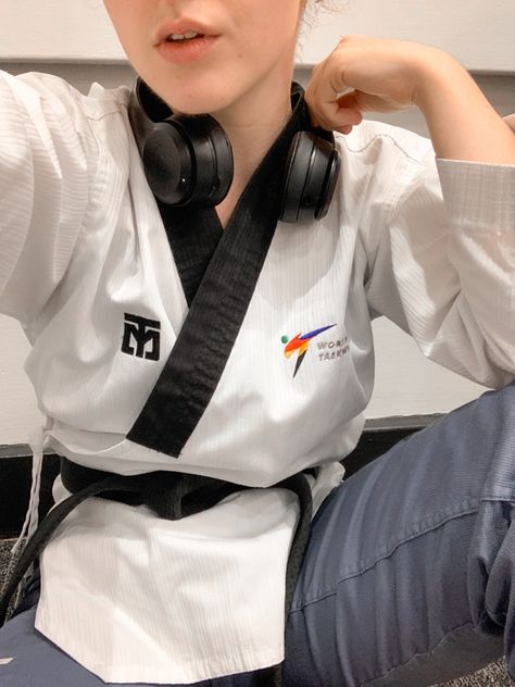 Poomsae Taekwondo Aesthetic, Taekwondo Girl Aesthetic, Taekwondo Aesthetic, Taekwondo Girl, Ideas Para Fotos, Korea Wallpaper, Faded Hair, Martial Arts Workout, Aesthetic Photography Grunge