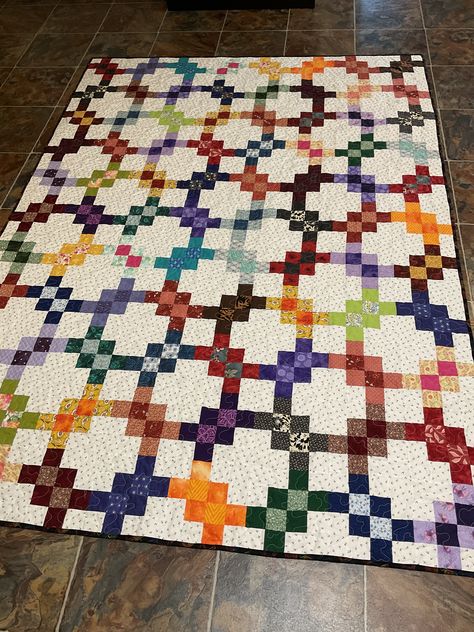 Garlic Knot Scrappy Twin Quilt—2023 Knot Quilt, Beginner Quilts, Garlic Knot, Sewing Hand, Quilts Blocks, Garlic Knots, Quilt Square Patterns, Quilt Square, Easy Quilt