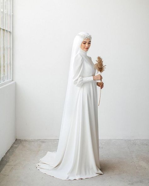 Simple Wedding Gown Minimalist, Wedding Hijab Styles, Bridal Hijab Styles, Muslim Wedding Gown, Simple Elegant Wedding Dress, Nikah Outfit, Muslimah Wedding Dress, Nikah Dress, Muslimah Wedding