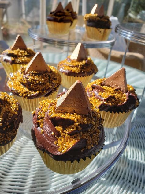 For Ancient Egypt party, used gold luster on Toblerones. Egyptian Cupcakes Ideas, Egypt Birthday Cake, Ancient Egypt Party Theme, Ancient Egypt Party Food, Egypt Cake Ideas, Egypt Cupcakes, Ancient Egypt Party Decorations, Egypt Party Ideas, Ancient Egypt Birthday Party