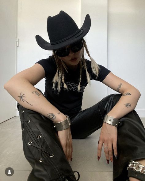 Goth Cowboy, Crop Tops Y2k, Trend Jeans, Western Grunge, Dark Desert, Geometric Clothing, Modern Cowboy, Streetwear T Shirts, Moda Denim