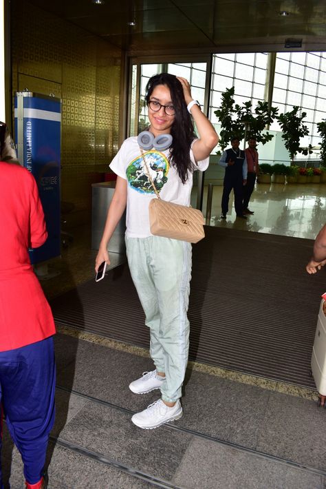 Celebrities with spectacles: How to sport glasses like a Bollywood star | Vogue India Celebrity Tshirt, Sport Glasses, Loose Tshirt, Trendy Glasses, Parineeti Chopra, Vogue India, Sonam Kapoor, Aviator Style, Shraddha Kapoor