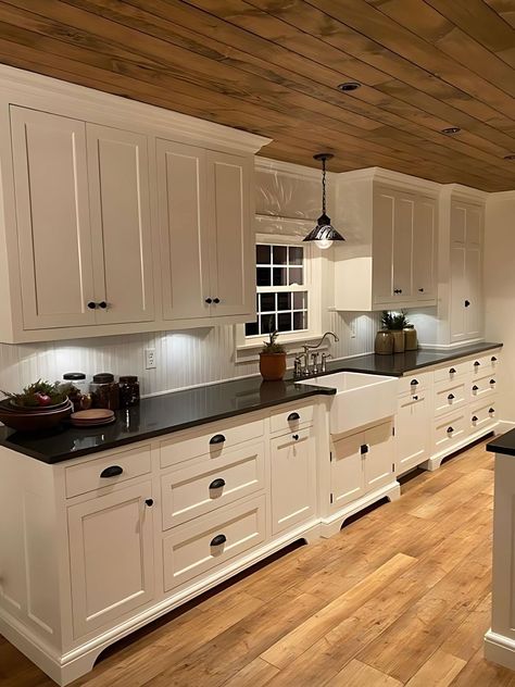 Farmhouse Kitchen Cabinet Ideas, White Cabinets Black Countertops, Kitchen Black Counter, White Cabinets White Countertops, Black Kitchen Countertops, White Farmhouse Sink, Farmhouse Kitchen Backsplash, Classic White Kitchen, Black Countertops