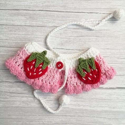 cute pet cape with two little strawberries. Japanese Crochet, Crochet Strawberry, Cute Pet, Crochet Fashion, Dog Bandana, Crochet Tutorial, Pet Collars, Strawberries, Pretty People