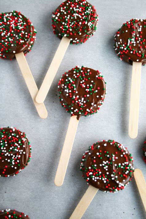 Holiday OREO Cookie Pops are a chocolate lovers dream and also super simple to make. Just 3 ingredients! They are the perfect addition to a holiday party. Serve Holiday OREO Cookie Pops along with your favorite Nabisco cookies. And to make it even more festive, you could have a fun Hot Chocolate Bar to impress your guests. Recipe on MomLovesBaking.com Cookie Pops Recipe, Hot Chocolate Bar Party, Christmas Treats To Make, Oreo Cookie Pops, Oreo Cookie Balls, Christmas Food Treats, Hot Chocolate Bar, Holiday Sprinkles, Dipped Cookies