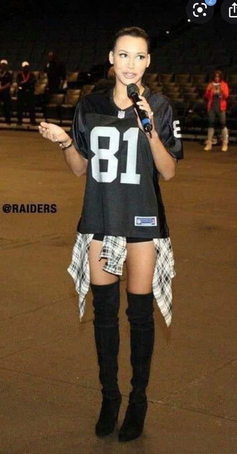 Womens Raiders Outfit, Cute Raiders Game Outfits, Raider Outfits For Women, Raiders Jersey Outfit Women, Raider Game Outfit Women, All Black Football Game Outfit, Football Outfits For Women Games, Raiders Game Outfit Women, Raiders Outfits For Women