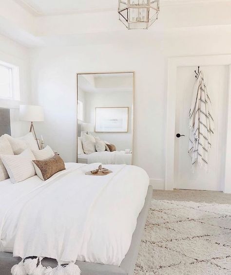 White Black Neutral Bedroom, Modern Primary Bedroom Ideas 2023, White And Gold Bedroom Aesthetic, Modern Farmhouse Bedroom Decor, Gold Bedroom Decor, Interior Vintage, Gold Bedroom, Dekorasi Kamar Tidur, Farmhouse Bedroom Decor