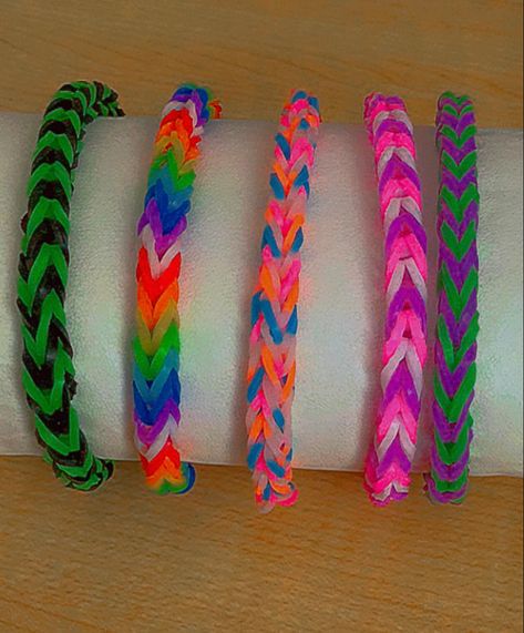 Rainbow Loom Colour Combos, Rainbow Loom Color Combos, Rubber Band Bracelet Ideas Colors, Loom Bracelets Color Combos, Rainbow Loom Bracelets Color Ideas, Rainbow Loom Color Combinations, Kids Bead Bracelet, Loom Bands Tutorial, Loom Band Patterns