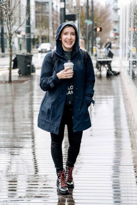 16 Trendy Rainy Fall Outfits For Ladies To Stay Chic & Stylish Rainy Day Sightseeing Outfit, Bean Boots Outfit Rainy Days, Rain Coat Outfit, Rainy Fall Outfit, Cold Rainy Day Outfit Casual, Rain Jacket Outfit, Fall Rainy Day Outfits, Cute Rain Jacket, Raining Day Outfit