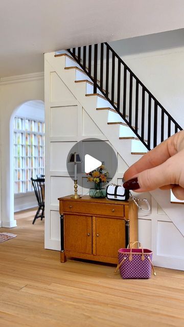 Kristine Hanna - Miniatures on Instagram: "Just some daily mini life in my Brentwood Dollhouse. 🍁 🧹 Do you have a favourite room? I love the stairs with these railings but an upstairs laundry is so nice to have isn’t it? 
. The Brentwood dollhouse kit was designed by me and is sold @miniaturescom . 💜 There are so many great minis in this reel here are some of my sources:
🛏️ The vanity, faucets, toilet, beds, coffee table, kitchen cabinets, toaster, glass pumpkin are also from @miniaturescom  🛋️ Pillows, and link decor @reviveminis 
🧽 Scrub daddy @sparklecious 
🪑 Stool @fatih_karalar_ 
🍽️ Meatloaf @miniature_food_artist 
🖼️ Art @aclockmakersdaughter 
👛 Purse @patriziasantiminiature 
👜 Tote @itsybitsyministore 
💐 Flowers @miniaturegardenflorals 
🍷 Wine glasses @marthamcleanminia Brentwood Dollhouse, Upstairs Laundry, Dollhouse Decorating, Dollhouse Living Room, Coffee Table Kitchen, Food Artists, House Restoration, Exterior Stairs