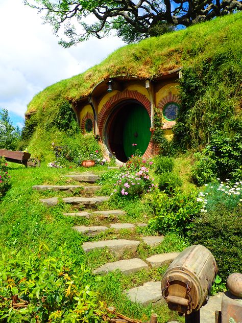 Juayua, Bag End, Casa Hobbit, Lotr Art, Movie Set, Hobbit House, The Shire, Flowers Beautiful, Fantasy Setting