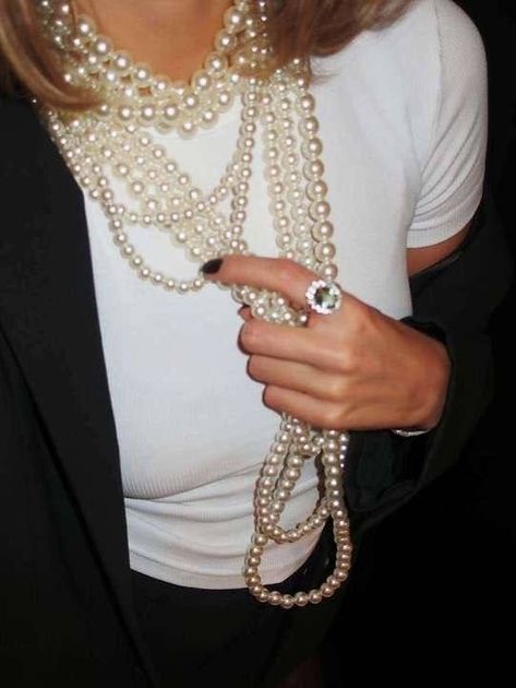 Outfits With Pearl Necklace Classy, Long Necklace Outfit, Outfit With Pearls, Year Round Wardrobe, Slow Clothing, Chunky Pearl Necklace, Round Wardrobe, Necklace Outfit, Long Pearl Necklaces