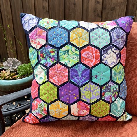 Modern Hexies, Quilted Cushions, Hexie Patterns, Hexie Quilts Patterns, Colchas Quilting, Tula Pink Quilt, Pretty Pillows, Hexagon Quilts, Pink Quilt