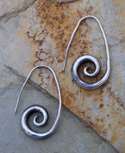 Mundo Hippie, Line Jewelry, Unique Handmade Earrings, Dope Jewelry, Spiral Earrings, Iron Age, Funky Jewelry, Jewelry Lookbook, I Love Jewelry