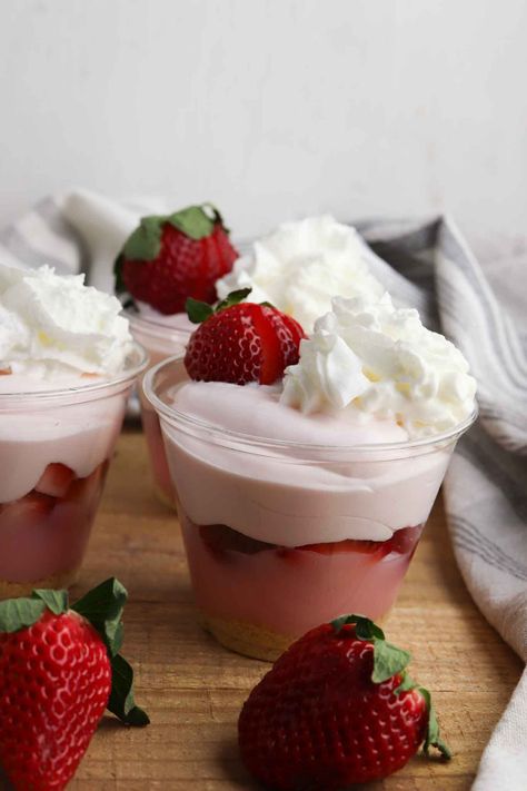 Strawberry Pudding Parfait Cups Pudding Parfait Cups, Fruit Parfait Cups, Pudding Cup Desserts, Pudding Cup Recipes, Easy Party Desserts, Strawberry Pudding, Parfait Cups, Pudding Parfait, Easy Puddings