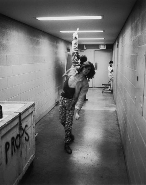 Musicians Backstage in the 1970s - the 50 Best Photos of Musicians Backstage in the 70s Rolling Stones Tour, Band Photography, Famous Musicians, Concert Aesthetic, Annie Leibovitz, Rock N’roll, I'm With The Band, Keith Richards, Concert Photography