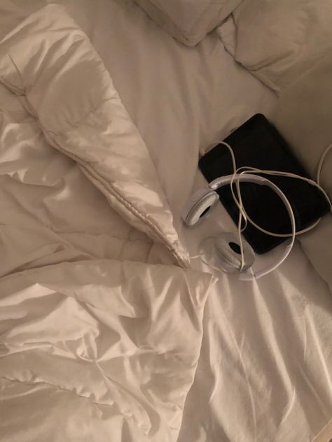 Laying In Bed With Headphones Aesthetic, Chilling In Bed Aesthetic, Sleep Core, Chilling In Bed, Bed Aesthetic, Messy Bed, Morning Music, Girl With Headphones, Sony Headphones