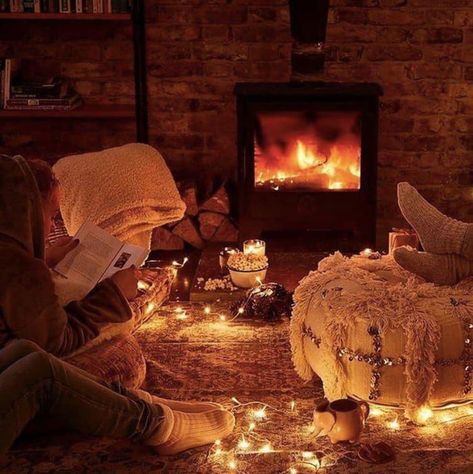 Cozy place by the fire during winter. Warm Home Aesthetic, Cozy Hygge, Warm Home Decor, Warm Home, Home Aesthetic, Christmas Bedroom, Playlist Covers, Cozy Aesthetic, Cozy Fireplace