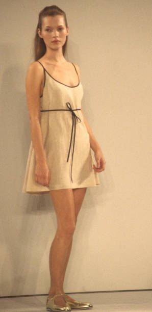 Kate Moss Isaac Mizrahi, Kate Moss Slip Dress 90s, Kate Moss Grey Dress, Mui Mui Runway 90s, Kate Moss Aesthetic 90s, Kate Miss Outfits, Kate Moss Catwalk, Isaac Mizrahi 90s, Kate Moss Runway 90s