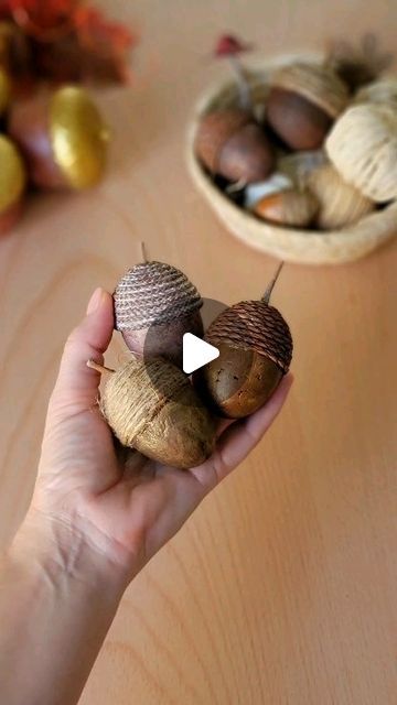 Gourd Crafts Ideas, Acorn Crafts For Adults, Fall Ornaments Diy, Glands Deco, Painted Acorns Ideas, Clay Acorn Diy, Diy Yarn Acorns, Acorns Crafts, Painting Acorns Fall