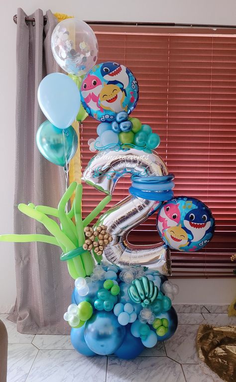 Balloon Bouquet Baby Shark, Baby Shark Balloon Bouquet, Baby Shark Balloon Decoration, Baby Shark Balloon Arch, Bebefinn Birthday Party, Sea Birthday Party Decorations, Baby Shark Birthday Party, Shark Birthday Cakes, Shark Party Decorations