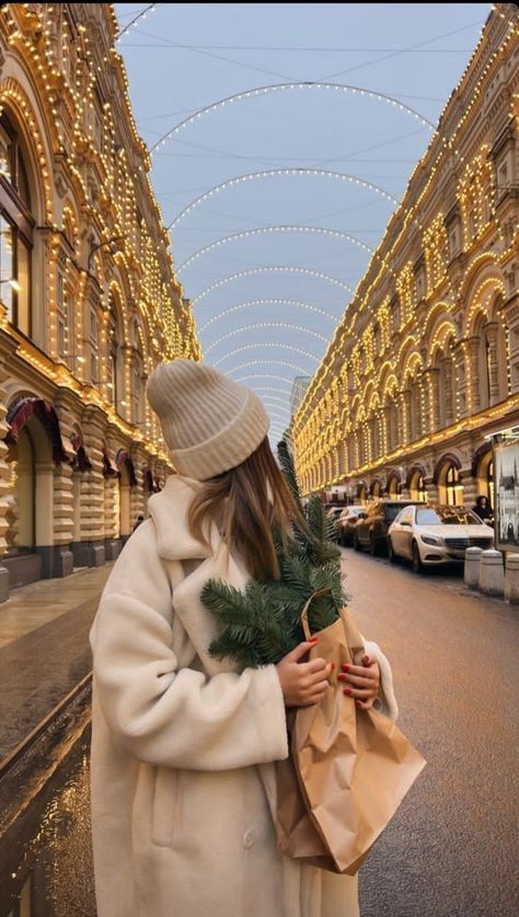 Budapest Winter, Europe Winter Outfits, Moscow Winter, Good Background, Winter Picture, Cold Fashion, London Dreams, Bff Photoshoot Poses, Bff Photoshoot