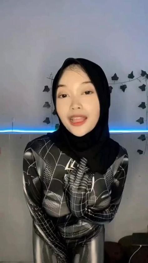 Tank Top Hijab, Video Hijab, Foto Cewek Hijab Aesthetic, Hijab Aesthetic, Spider Girl, Muslim Women Hijab, Pet Logo Design, Hijab Chic, Spider Woman