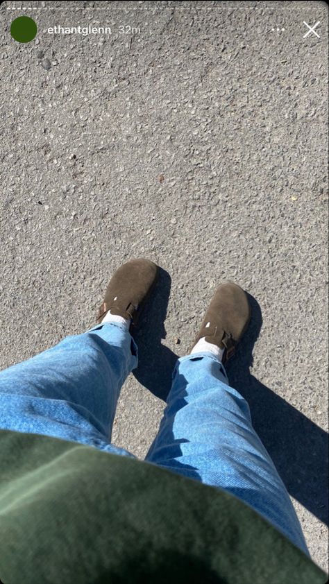 Outfit picture with man wearing blue jeans, brown Birkenstock Boston clogs, and a green sweatshirt Birkenstock Boston Narrow Vs Wide, Birkenstock Boston Alternative, Outfits With Mocha Boston Clogs, Green Birkenstock Boston, Birkenstock Boston Habana Outfit, Birkenstock Mocha Clogs Outfit, Dark Birkenstock Clogs Outfit, Mocha Boston Clogs Outfit, Green Clogs Outfit