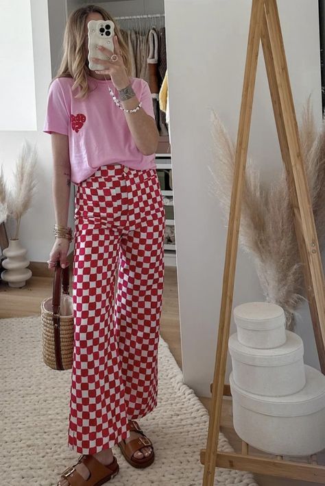 Playful Aesthetic Outfit, Pink Bottoms Outfit, Spring 2025 Fashion Trends, Fun Pants Outfit, Colourful Summer Outfits, Styling Wide Leg Pants, Bright Pants, Vibrant Outfits, Dopamine Dressing