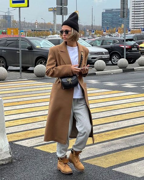 Top 40 Instagram influencer outfits of the week Winter Timberland Outfits Women, Cute Outfits With Timberlands, Boot Leggings Outfit, Timberlands Outfit, Timberland Outfits Women, Timberland Outfit, Tom Girl, Boston Outfits, Women Leggings Outfits