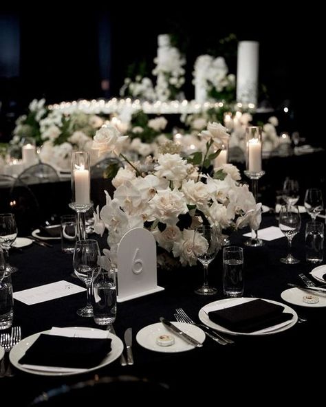 Sweetheart Table Decor Black And White, Low White Floral Centerpieces, Black And White Wedding Table Set Up, Black Wedding Aisle Decor, Modern Wedding Reception Ideas, White And Black Wedding Centerpieces, Wedding Table Decorations Black And White, Black Linen Wedding Table, Black And Grey Wedding Theme