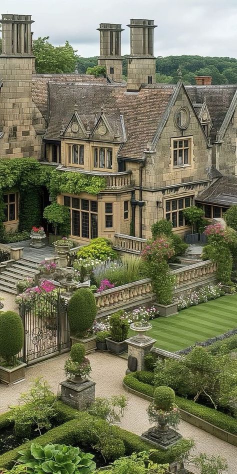 Cottagecore Mansion, Old English Manor, Italian Cottage, Cottage Mansion, Castle Exterior, English Houses, Welcome To My House, English Manor, Castle House