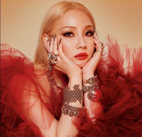 CL posando para o foto com seu vestido vermelho Cl Alpha, Cl 2ne1, Lee Chaerin, Influential People, Korean Artist, Style Icon, A Woman, Wonder Woman, Photographer