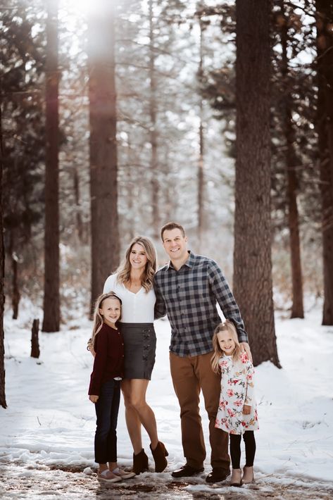 Winter Family Of 4 Photoshoot, Roommate Calendar, Family Snow Pictures, Snow Family Photoshoot, Family Photos Snow, Family Photos Western, Snow Family Photos, Snow Family Pictures, Winter Family Photos Outfits