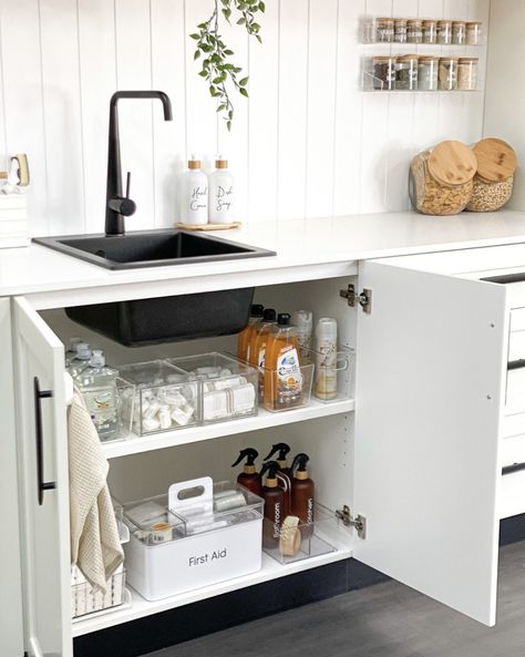 Organized Kitchen, Kabinet Dapur, House Organisation, Kitchen Organisation, Home Organisation, Apartment Decor Inspiration, Home Organization Hacks, Storage Hacks, Pantry Organization