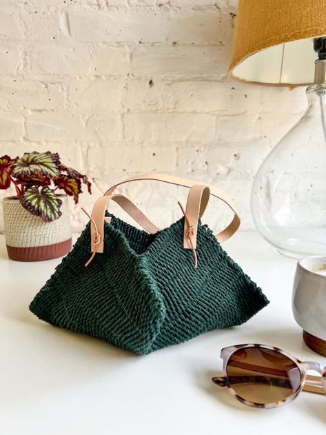 Weave the Penny Bag, with beautiful herringbone texture. It's the Penelope Bag's little sister. Hula Hoop Rug, Rug Diy, Herringbone Texture, Basket Weaving Patterns, Knit Basket, Basket Pattern, Finger Knitting, Crochet Needles, Gorgeous Leather