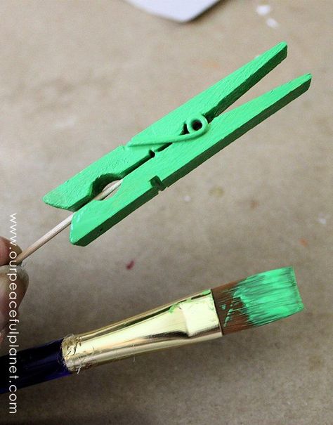 clothespin.ideas-37 How To Paint Clothes Pins, Decorate Clothes Pins, Coloring Clothes, Dye Clothespins, Clothespin Cross, Painted Clothes Pins, Clothespin Crafts Christmas, Close Pin, Clothespin Diy Crafts