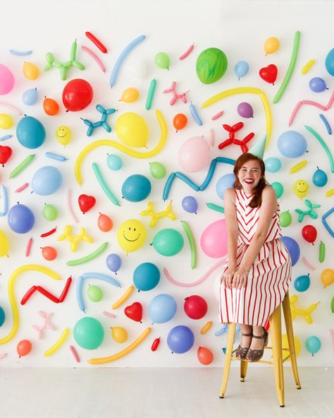 Balloon Garland With Long Balloons, Ballon Wall Decorations, Decor Photobooth, Diy Fotokabine, Diy Photo Booth Backdrop, Booth Backdrops, Simple Birthday Decorations, Diy Event, Diy Photo Booth