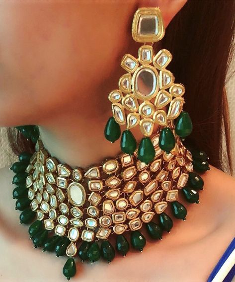 Bridal Polki Sets, Green Kundan Jewelry For Wedding, Bollywood Style Green Kundan Bridal Necklace, Hand Set Green Kundan Bridal Earrings, Green Polki Jewellery, Polki Jewellery Sabyasachi, Bollywood Style Green Kundan Necklace, Bride Jewelry Pearl, Jhumka Design