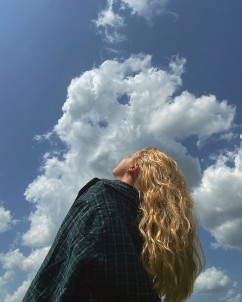 Sky Instagram Pictures, Nature Pose Reference, Cloudy Day Photoshoot Ideas, Sky Poses Photography, Photo Idea In Nature, Looking At Sky Pose, Colorful Photoshoot Ideas Fun, Photos With Sky Poses, In The Clouds Photoshoot