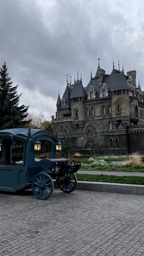 Victorian Castle Exterior, Gothic House Aesthetic, Victorian Homes Aesthetic, Steampunk Mansion, Gothic Style Architecture, Gothic Manor, Victorian Castle, Castle Exterior, Victorian Estate