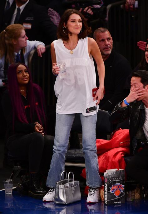 Outfit Bella Hadid, Ball Game Outfit, Basketball Game Outfit Women, Basketball Jersey Outfit, Basketball Game Outfit, Basketball Vests, Game Outfit, Bella Hadid Outfits, Petite Fashion Tips